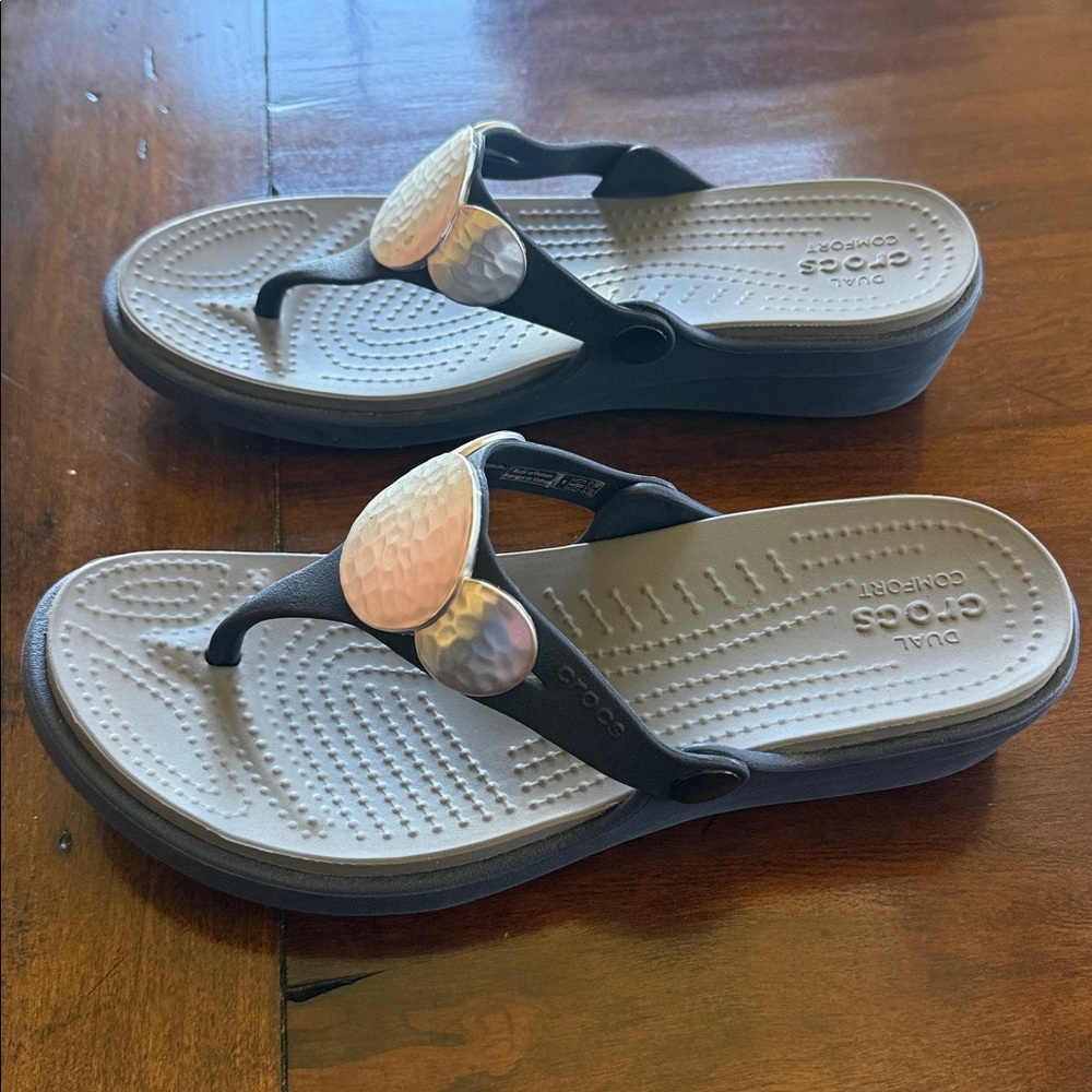 Crocs Sanrah Hammered Metallic Flip Wedge Sandal Navy Blue Silver Size 8 - Picture 3 of 6